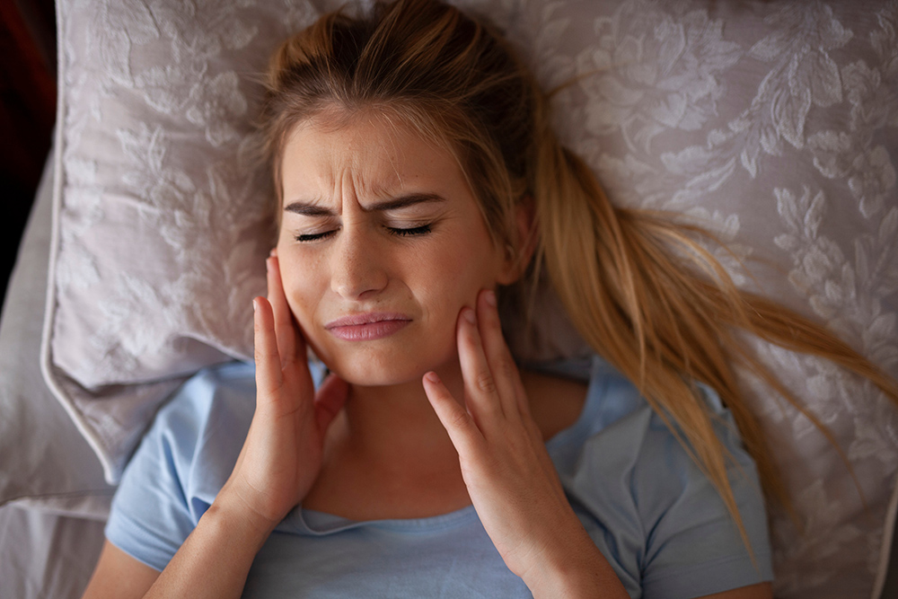 girl with pain in her jaw